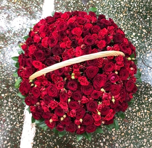 "Очарование" - розы в корзине XL с доставкой по России