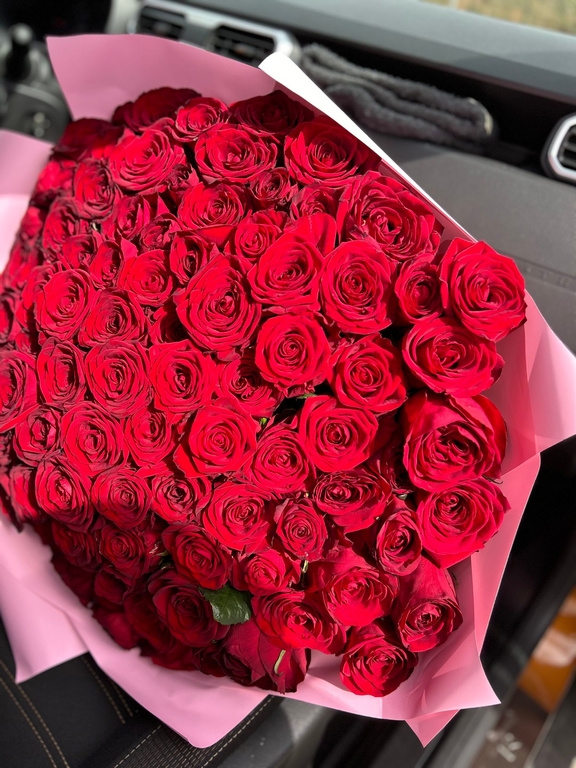 Букет Lux Flowers из 101 роз высотой 80 сантиметров